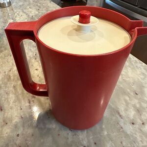 Vintage 80’s Tupperware 2 Qt pitcher